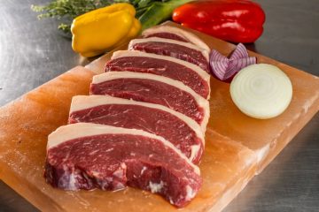Mulher brasileira alerta sobre aumento de quase 90% nos preços de carne nos Estados Unidos.