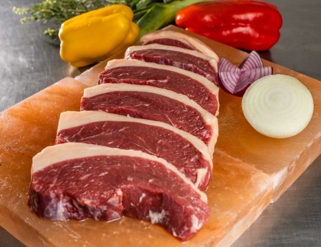 Mulher brasileira alerta sobre aumento de quase 90% nos preços de carne nos Estados Unidos.